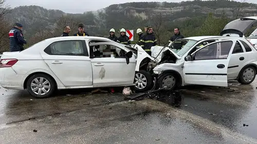 Katliam gibi kaza! 2 otomobil kafa kafaya çarpıştı: 7 ölü