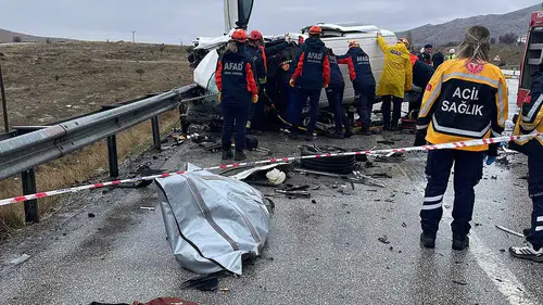 Konya’da kaza! Otomobil ve ticari araç çarpıştı: 2 ölü, 4 yaralı