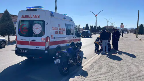 Karaman'da  direksiyon hakimiyetini kaybeden motokurye kaza yaptı!