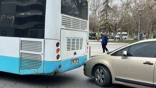Konya’da kaza! Otobüse çarpan araç trafiği aksattı