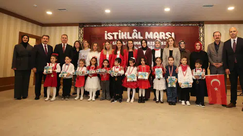 Konya'da miniklerden gururlandıran İstiklal Marşı performansı