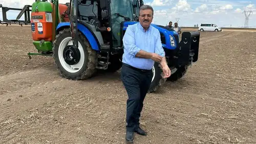 Konyalı Bakan Yardımcısı, kolları sıvadı tarlaya indi! Yoğun ilgi gördü