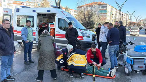 Aksaray'da motosikletler kavşakta çarpıştı: 4 yaralı