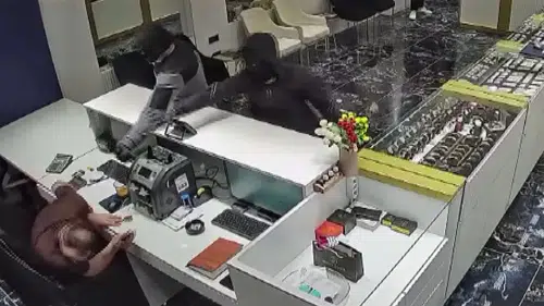 Konya’da maskeli 3 hırsızın kuyumcu soygunu saniye saniye kamerada!