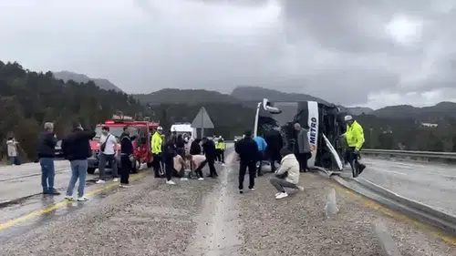 Valilik detayları paylaştı! Konya'da yolcu otobüsü devrildi