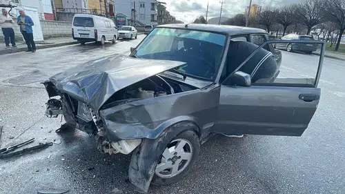 Karaman’da otomobil ile panelvan minibüs çarpıştı