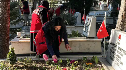 Konya'da bakanlık harekete geçti: Şehit kabirlerinde temizlik seferberliği!