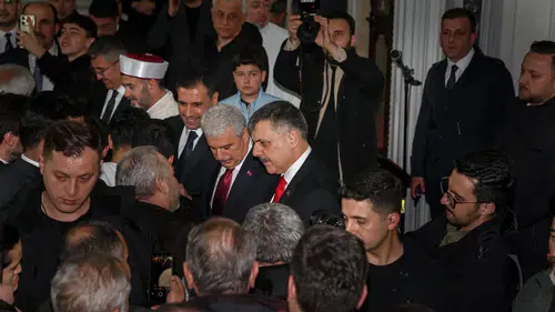 Konyalı Bakana camide yoğun ilgi