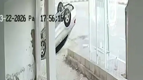 Karaman’da virajı alamayan otomobil takla attı