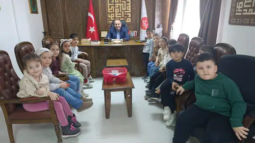 Konya'da minik öğrenciler harçlıklarını ihtiyaç sahiplerine bağışladı