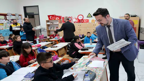 Binlerce hediye dağıtıldı! Konya'da belediyeden öğrencilere özel hediye