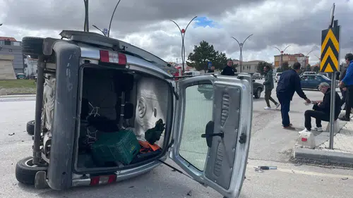 Karaman’da otomobil ile ticari araç çarpıştı