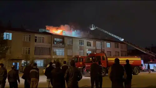 Konya’da 3 katlı apartmanın çatısında yangın paniği