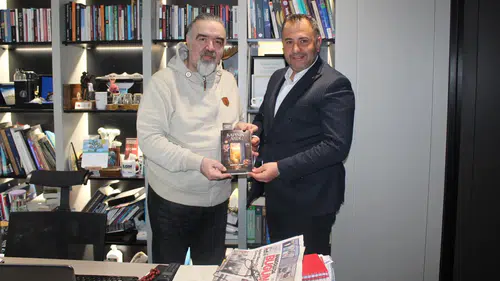 Yazar Mehmet Mert, ilk kitabını Erhan Dargeçit'e hediye etti