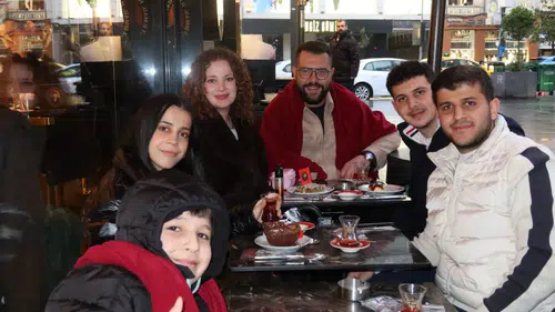 Katırcı, bayramda yeğenleriyle bir araya geldi