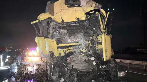 Konya'da kaza! Kamyon tırın dorsesine çarptı