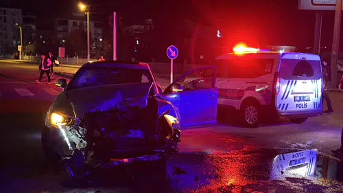 Aksaray’da kuzenler kavşakta çarpıştı: Araç hurdaya döndü