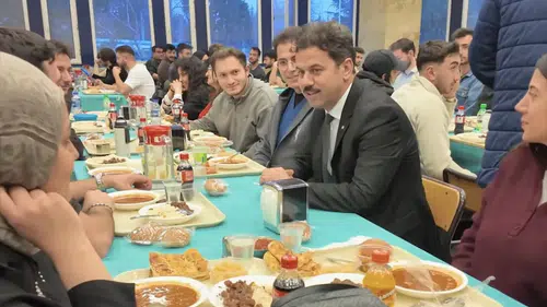 Konya’da rektör, öğrencilerle iftar yaptı!