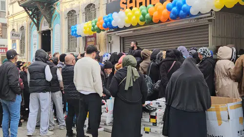 Konya’da büyük bayram indirimi kuyruğu! Vatandaşlar saatlerce bekledi