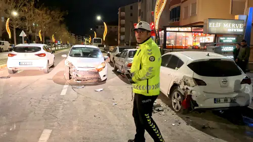 Aksaray’da alkollü sürücü dehşeti! 4 araç hasar gördü