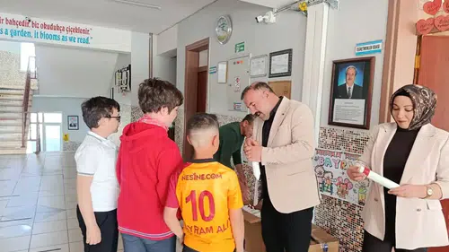 Konyalı Başkan eşi ile birlikte okula gitti!