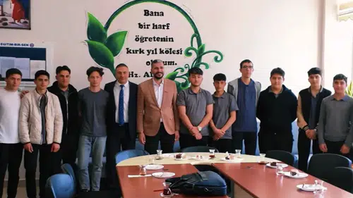 Konyalı Başkan okul saldırısı sonrası öğrencilerle buluşarak anlamlı etkinliğe katıldı