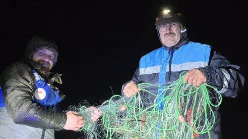 Konya’da gölde büyük operasyon: 800 metrelik kaçak ağ ele geçirildi