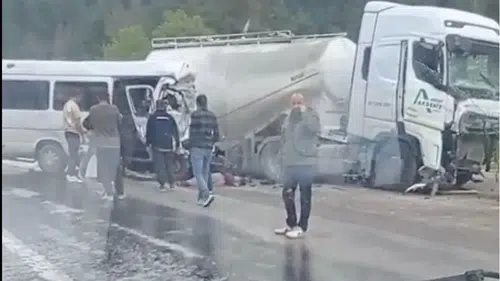 Tır ile minibüs çarpıştı! 7 ölü, 7 yaralı