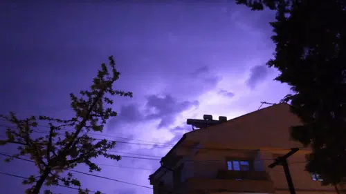 Karaman’da doğa şovu! Şimşekler geceyi gündüze çevirdi