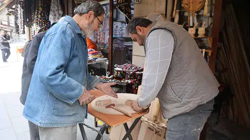 Zamana direnen meslek! Konya’da baba-oğul 70 yıllık geleneği yaşatıyor