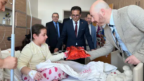 Karaman’da hastanedeki çocuklara moral veren 23 Nisan ziyareti