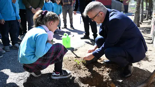 Konya’da okullara anlamlı dokunuş: 7 bin gül toprakla buluştu