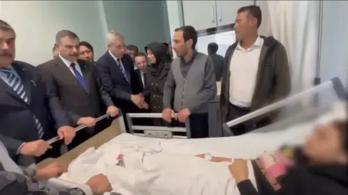 4 Bakan hain saldırıda yaralanan öğrencileri ziyaret etti