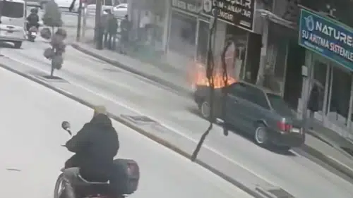 Karaman’da otomobil motoru yandı! Esnaf kahramanlığı