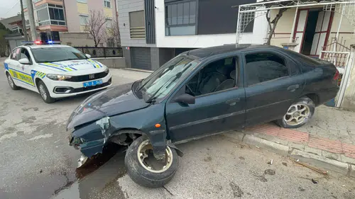 Karaman’da kontrolden çıkan otomobil levhaya çarptı