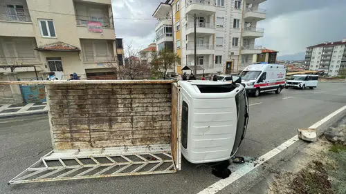 Karaman’da kontrolden çıkan araç refüje çarpıp devrildi