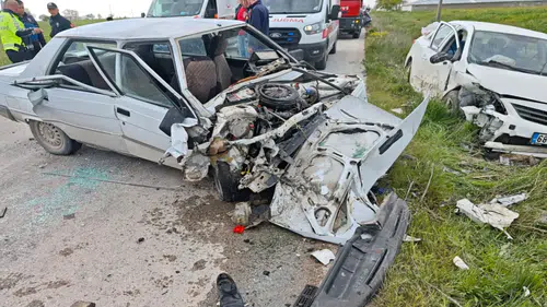 Aksaray’da iki otomobil çarpıştı: 1’i ağır 4 yaralı