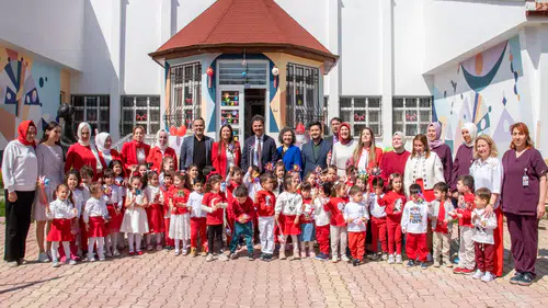 Anaokulunda 23 Nisan etkinliği! Rektör Yılmaz’a özel hediye dikkat çekti