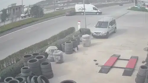 Konya’da faciadan dönüldü: Sürücüsüz minibüs caddeye çıktı