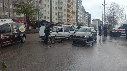 Konya'da öğle saatlerinde kaza! Sürücü hastaneye kaldırıldı