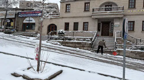 Aksaray’da nisan ayında yağan kar çiftçiyi tedirgin etti