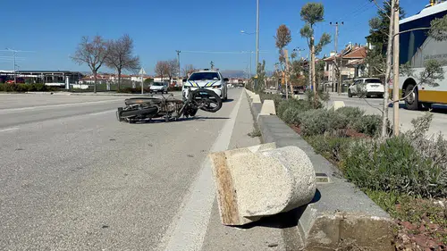 Karaman'da motosiklet refüje çarpıp karşı şeride savruldu