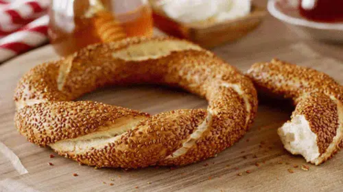 Konyalı emekli ve yaşlılar bu mekanda simit ve çayı ucuza yiyecek