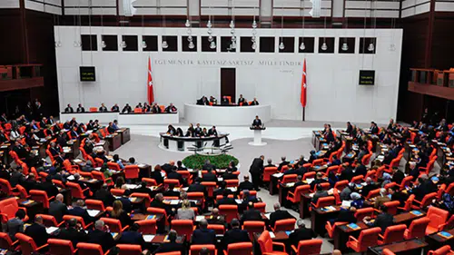 Yeni yasa kabul edildi! Doğum izni uzatıldı, sosyal medyaya yaş sınırı geldi