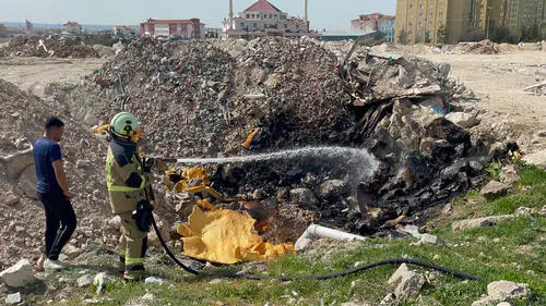 Karaman’da inşaat atıkları alev aldı