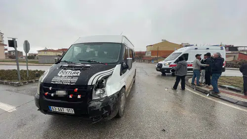 Karaman'da minibüs ile motosiklet kavşakta çarpıştı