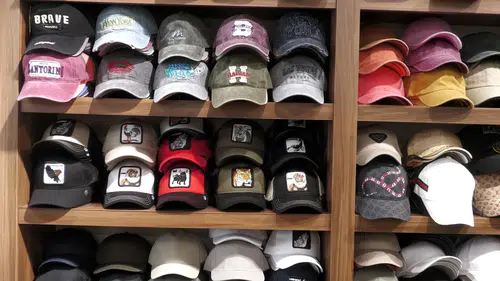 Konya’da babasından devraldığı dükkanda 71 yıldır moda yön veriyor