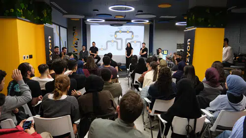 Konya’da gençler sahneye çıktı: Yazılımı canlı ürettiler