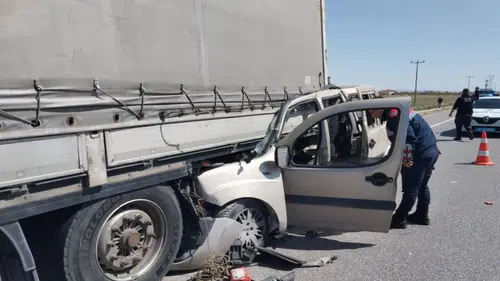 Karaman’da feci kaza! Araç tır dorsesine ok gibi saplandı