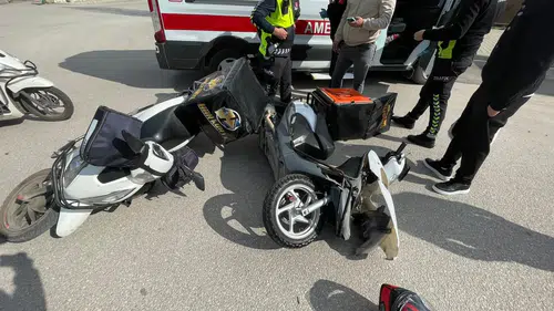 Karaman’da sokak ortasında kaza: Motosikletler çarpıştı